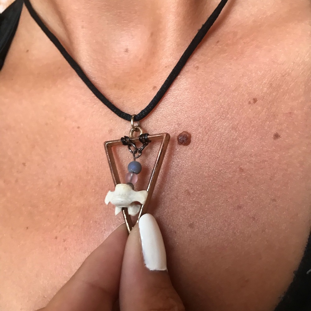 Triangle geometric bone necklace - Picture 4 of 5
